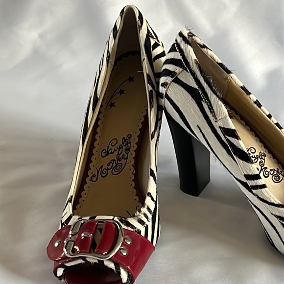 Naughty Monkey white and black zebra peep toe heels pumps with red patent Sz 8.5 - Picture 2 of 7
